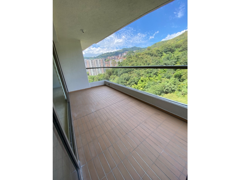 VENTA DE AMPLIO APARTAMENTO EN LA LOMA DE LOS BERNAL — foto 3