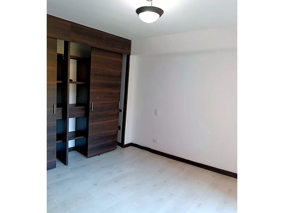 Apartamento de 77 m² en El Retiro: luz natural, ladrillo y balcón — foto 6