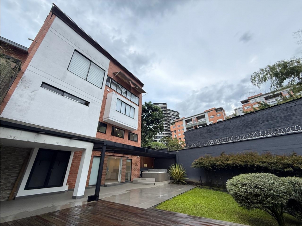 Venta de casa en La Abadía, Poblado con jardín y jacuzzi 420M2 — foto 2
