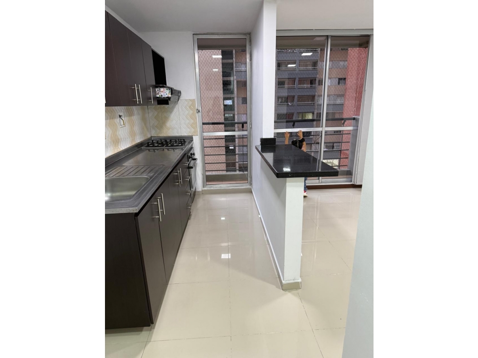 VENTA DE APARTAMENTO EN LOS ARBOLES CON PARQUEADERO Y UTIL — foto 2