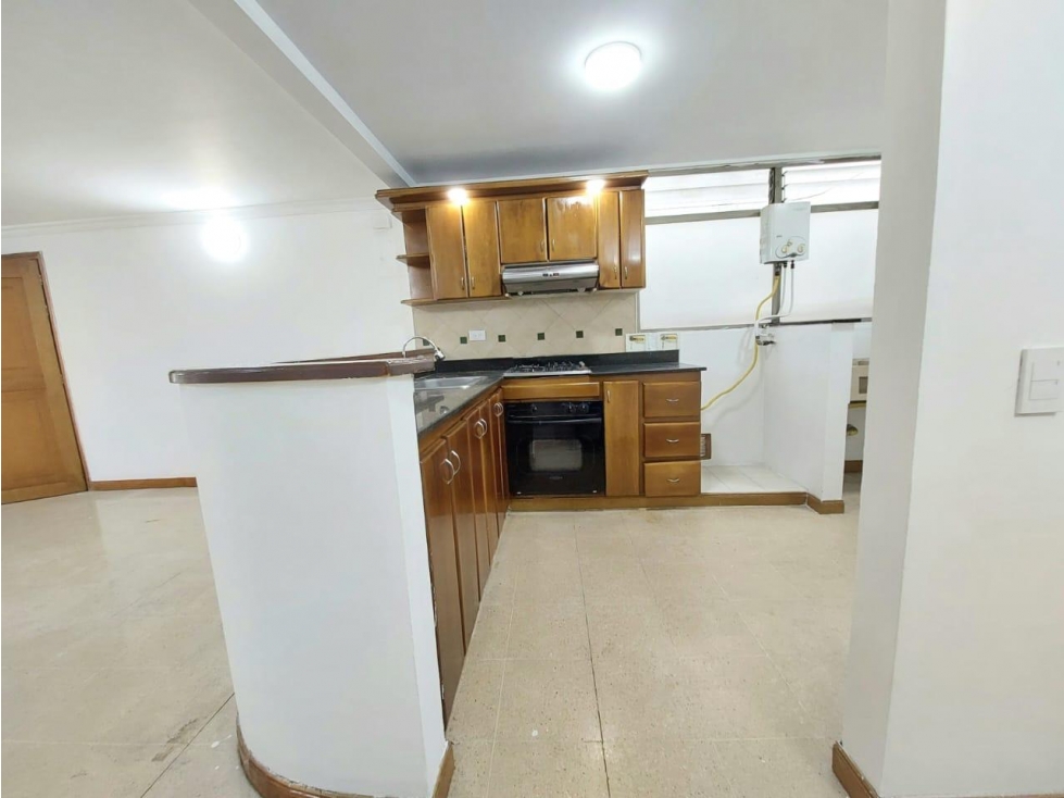 VENDO APARTAMENTO REMODELADO EN LA CASTELLANO EN PISO 4 POR ESCALAS — foto 4