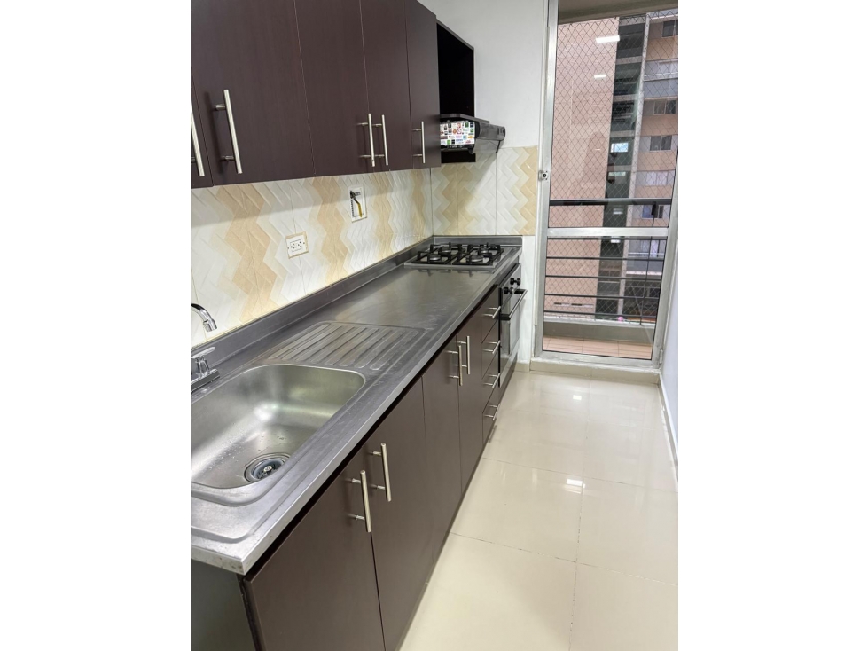 VENTA DE APARTAMENTO EN LOS ARBOLES CON PARQUEADERO Y UTIL — foto 5
