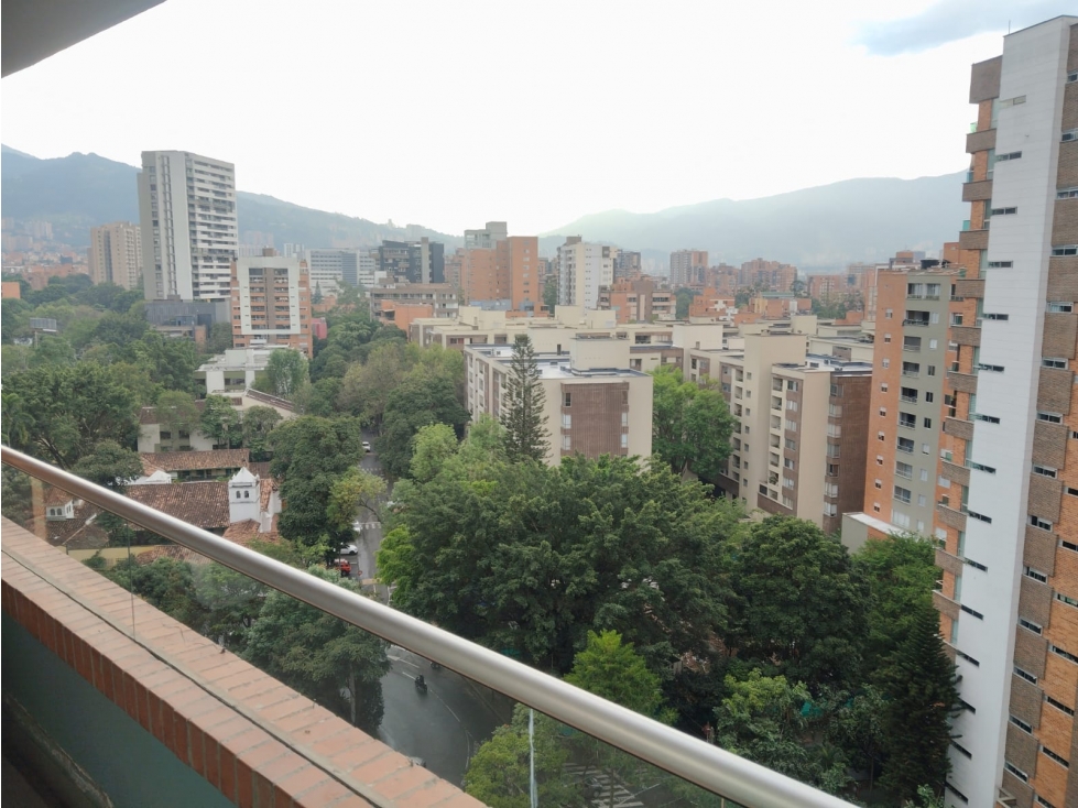 OFICINA EN VENTA EN EXCLUSIVA ZONA DE EL POBLADO CON LINDA VISTA