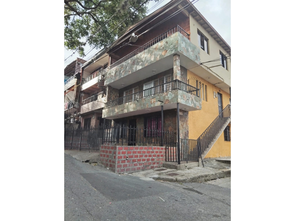 SE VENDE SEGUNDO PISO CASA EN EL 12 DE OCTUBRE
