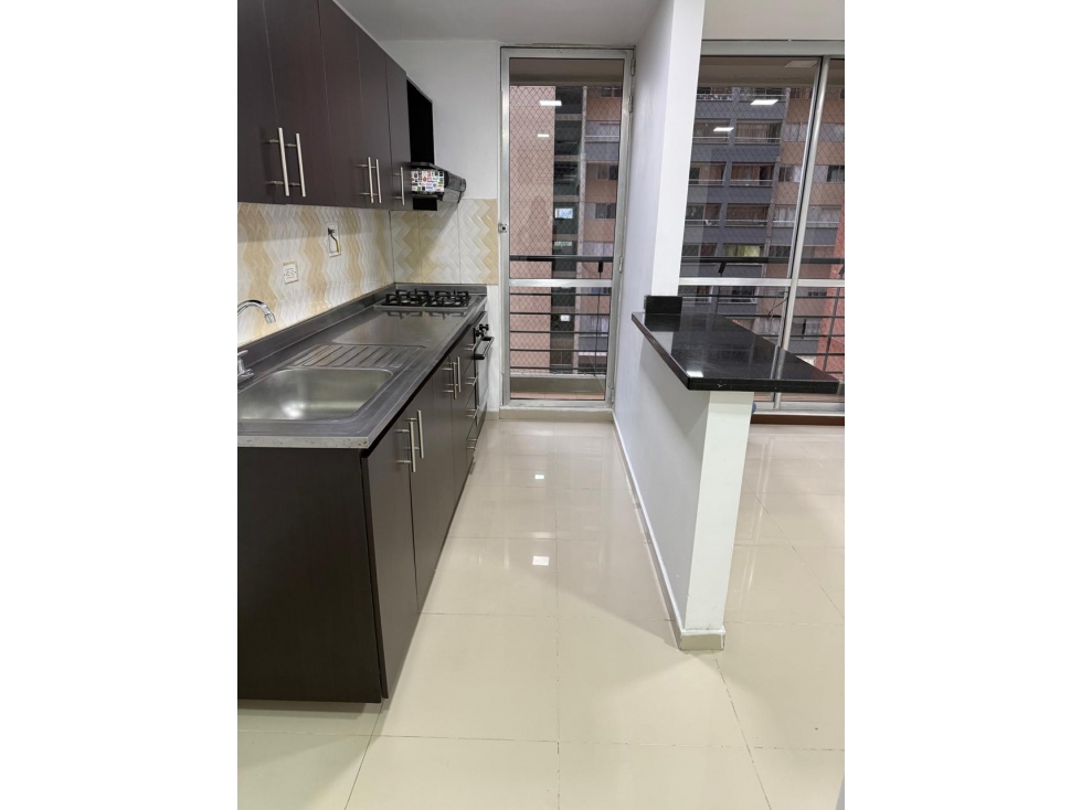 VENTA DE APARTAMENTO EN LOS ARBOLES CON PARQUEADERO Y UTIL — foto 3