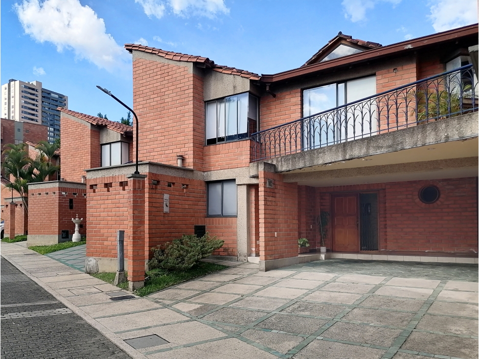 VENTA CASA UNIFAMILIAR ÁREA 270m2, Poblado