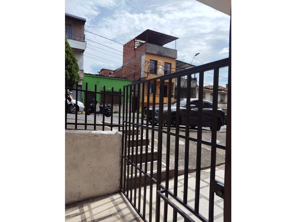SE VENDE CASA PRIMER PISO EN CAMPO VALDES MUY BIEN UBICADA — foto 4