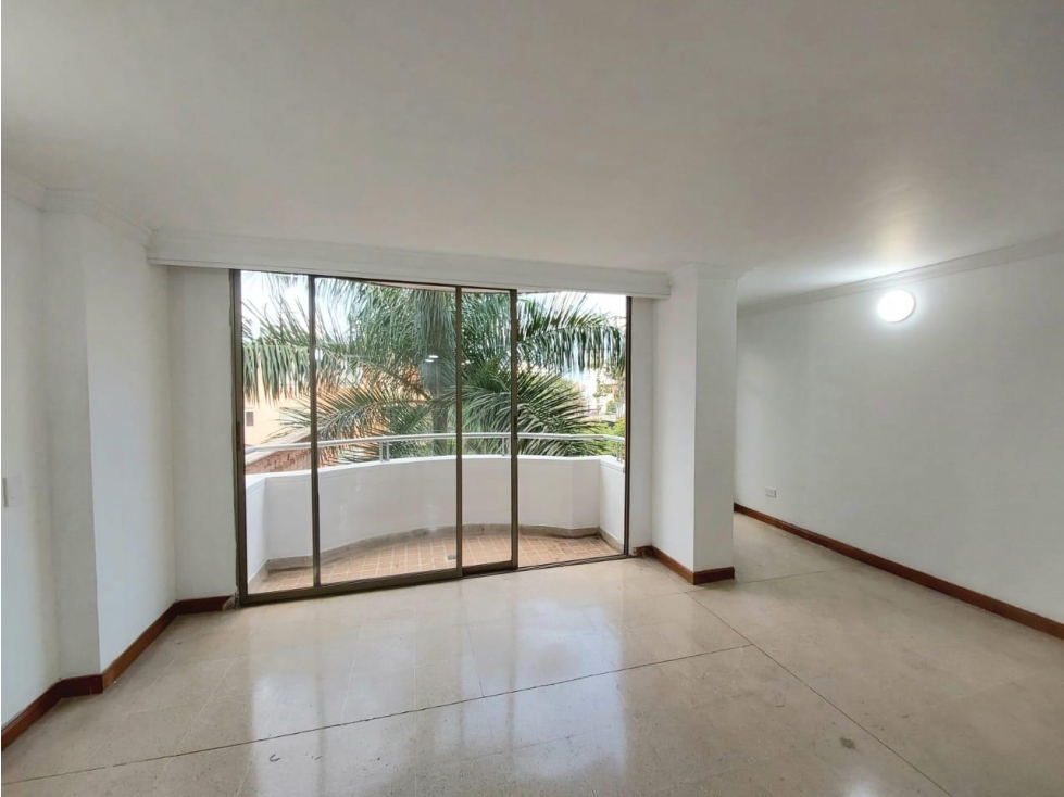 VENDO APARTAMENTO REMODELADO EN LA CASTELLANO EN PISO 4 POR ESCALAS — foto 2