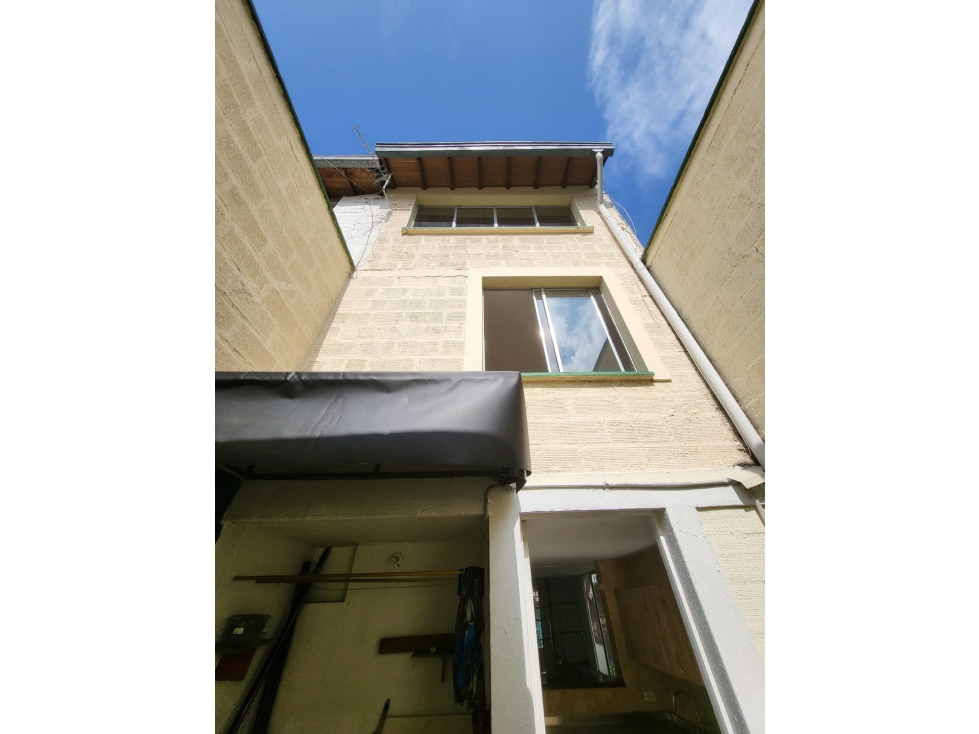 CASA DE 3 NIVELEN EN VENTA EN ROBLEDO PARQUE