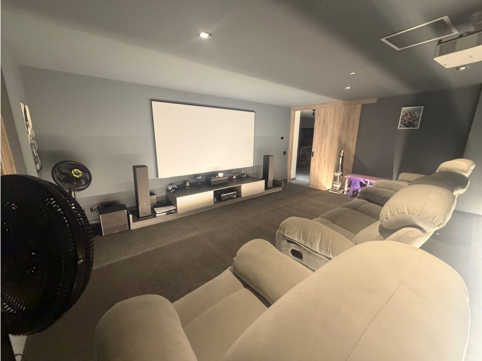 Lujosa Casa de 630m² en Los Colores - 3 Niveles, Jacuzzi y Cine — foto 5