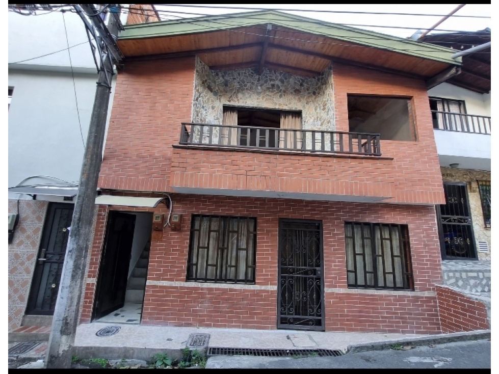 HERMOSA CASA EN VENTA REMODELADA PARA ESTRENAR EN ENVIGADO LA MINA