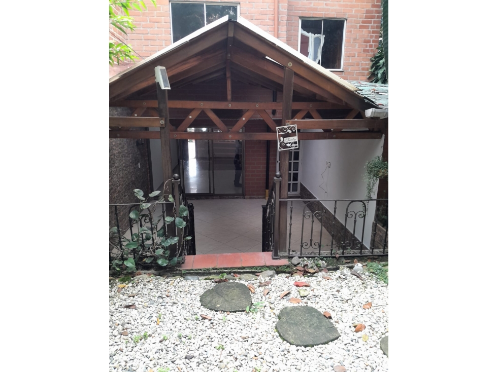 VENTA DE CASA CON JARDIN EN LA LOMA DE LOS BERNAL
