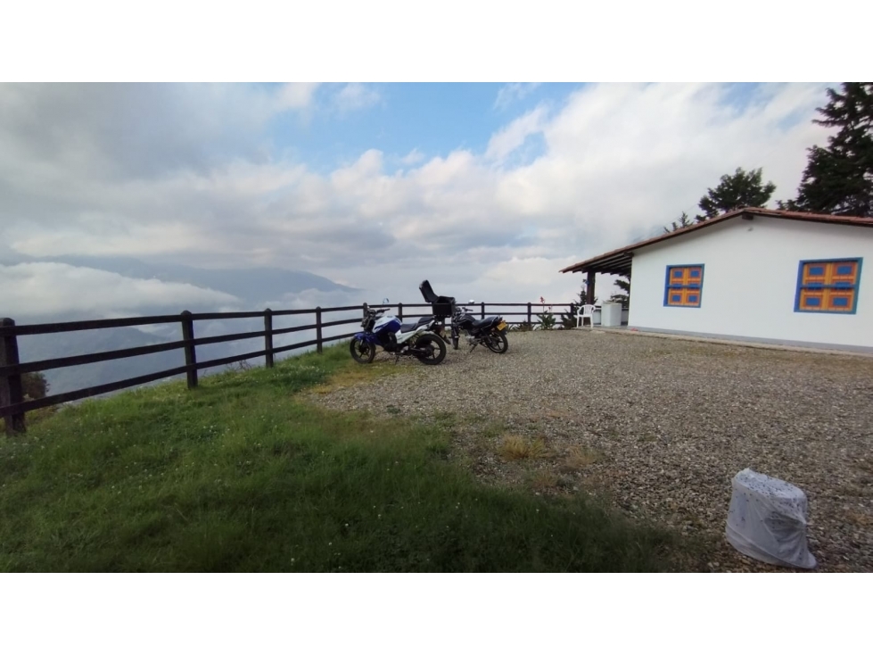 FINCA EN GIRARDOTA CON EXCELENTE VISTA A LAS MONTAÑAS Y A LA CIUDAD - 2