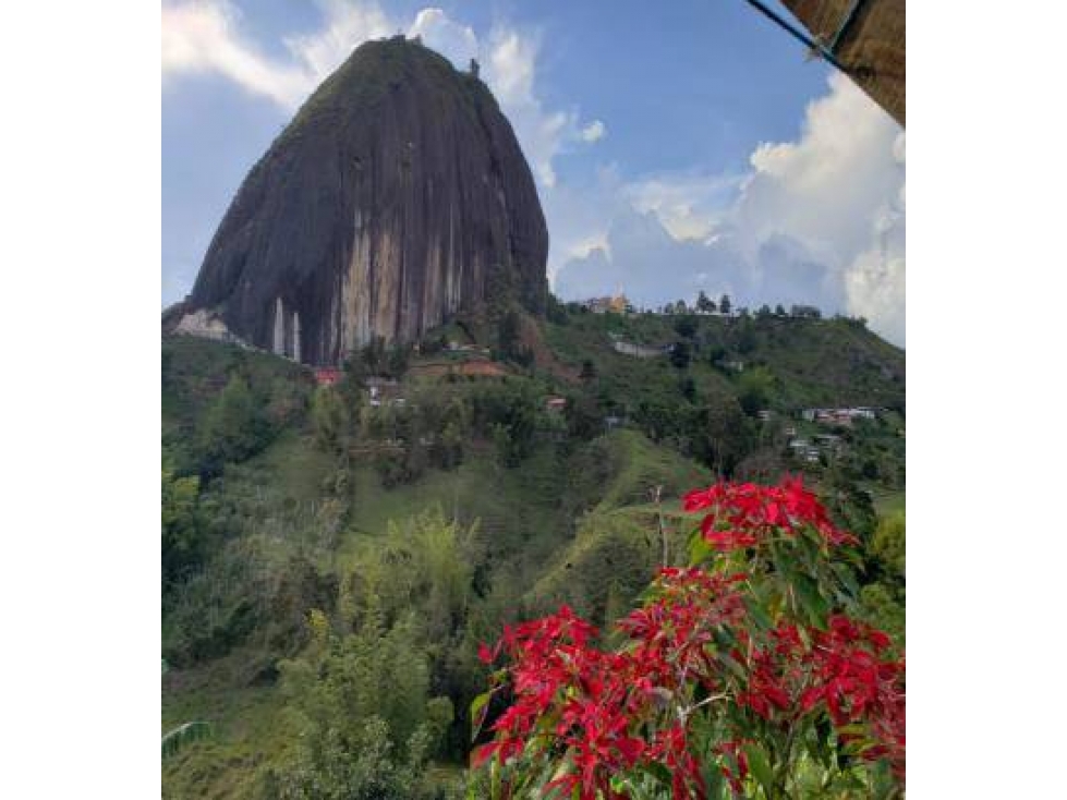 VENDO LOTE CON VISTA A PIEDRA DEL PEÑOL Y CASA EN GUATAPÉ DE 17.426 m² — foto 2