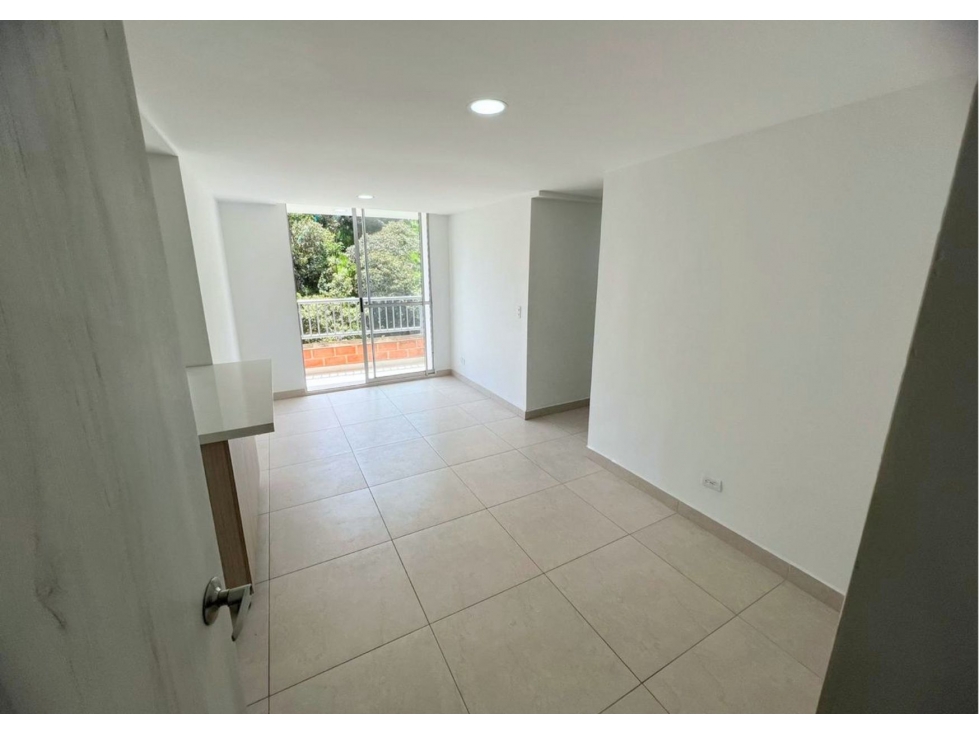 Apartamento con parqueadero y cuarto útil. Sabaneta, Loma de San José — foto 2