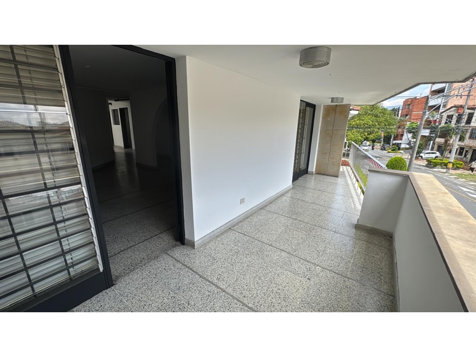 CASA COMERCIAL EN ALQUILER SEGUNDO PISO EN LOS COLORES — foto 3
