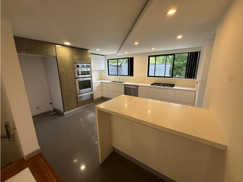 Venta de casa en La Abadía, Poblado con jardín y jacuzzi 420M2 — foto 4