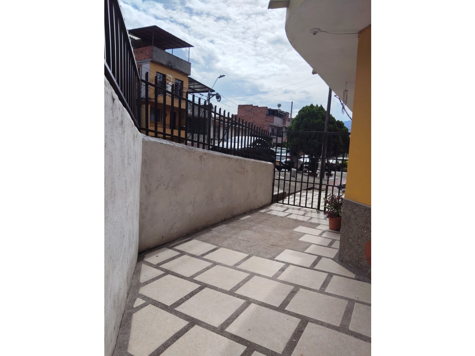 SE VENDE CASA PRIMER PISO EN CAMPO VALDES MUY BIEN UBICADA — foto 2