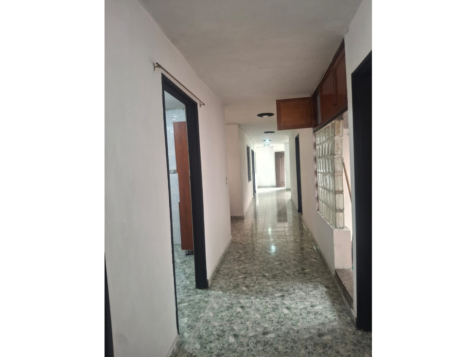 Amplia casa en segundo piso 4 Habitaciones en Buenos Aires Medellín — foto 3
