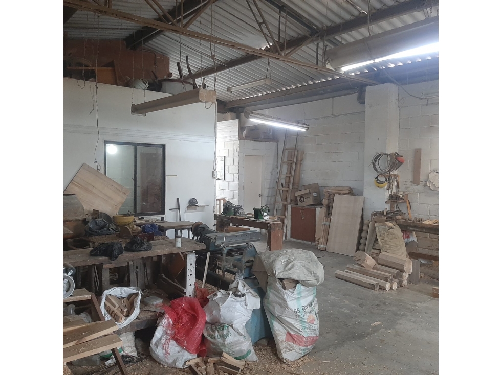 VENTA DE BODEGA EN CISNEROS — foto 2