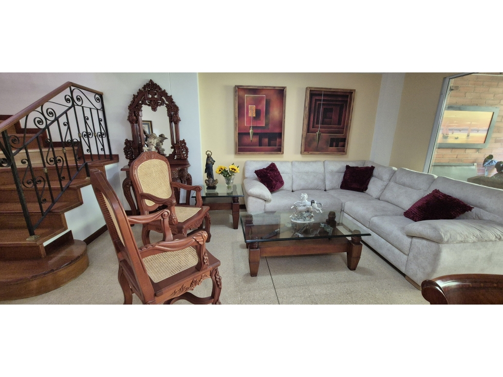 VENDO CASA DE 2 NIVELES EN ENVIGADO LAS BRUJAS