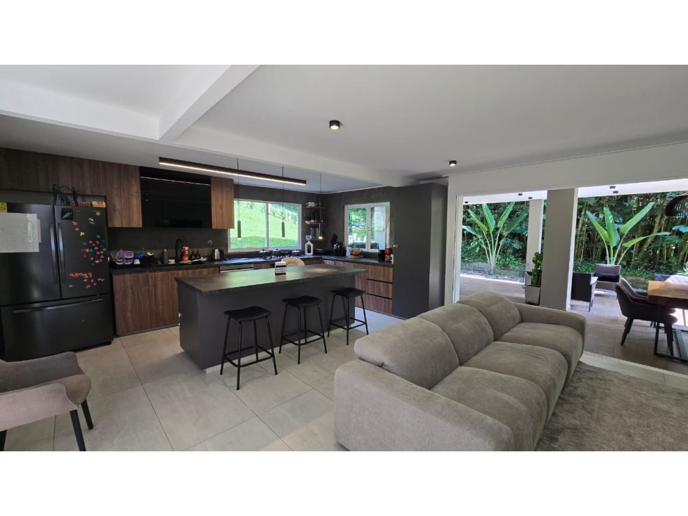 SE VENDE CASA EN EL POBLADO RECIEN REMODELADA