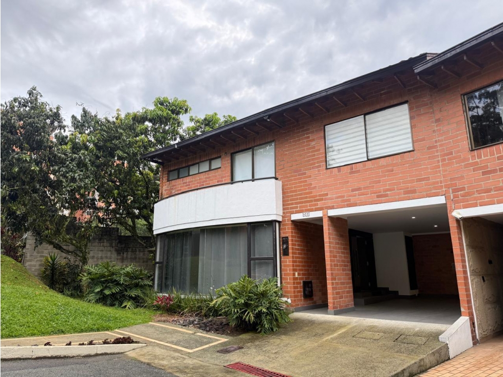 Venta de casa en La Abadía, Poblado con jardín y jacuzzi 420M2