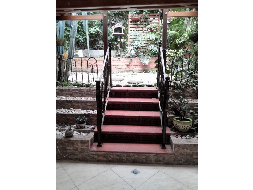VENTA DE CASA CON JARDIN EN LA LOMA DE LOS BERNAL — foto 3