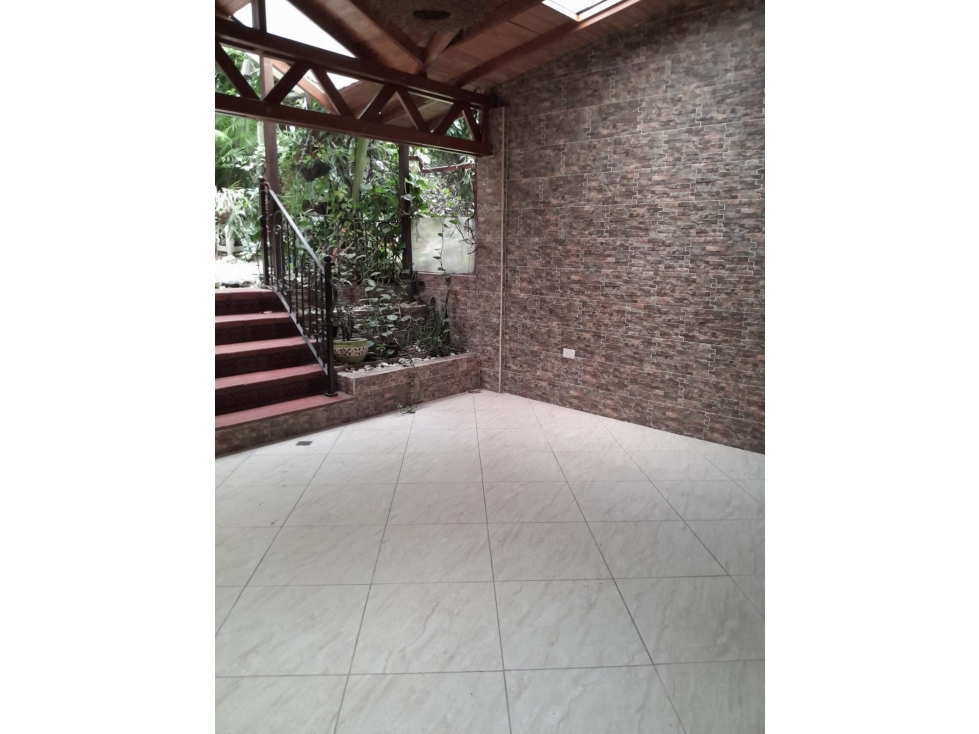 VENTA DE CASA CON JARDIN EN LA LOMA DE LOS BERNAL — foto 2
