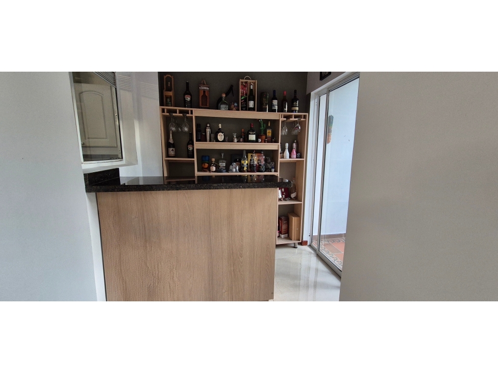 VENDO CASA EN ENVIGADO DE 3 NIVELES CON 5 ALCOBAS EN LAS BRUJAS