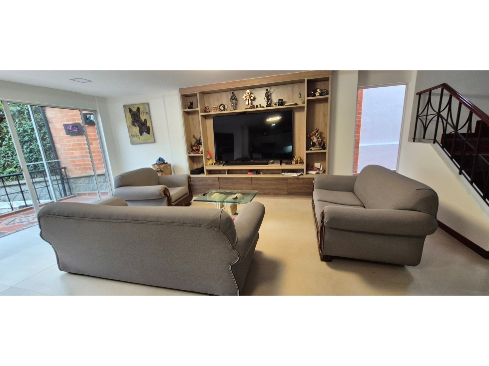 VENDO CASA EN ENVIGADO DE 3 NIVELES CON 5 ALCOBAS EN LAS BRUJAS — foto 3