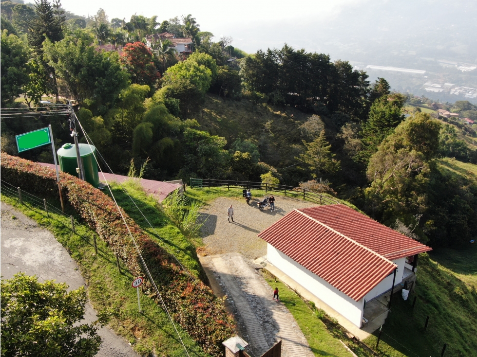 FINCA EN GIRARDOTA CON EXCELENTE VISTA A LAS MONTAÑAS Y A LA CIUDAD - 3
