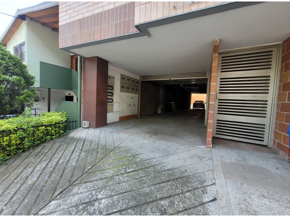 SE VENDE EXCELENTE LOCAL EN SANTA MÓNICA SOBRE VIA PPAL — foto 2