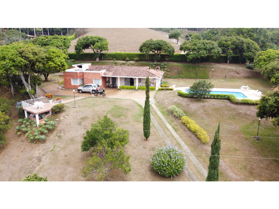 SE VENDE HERMOSA CASA CAMPESTRE EN GIRARDOTA