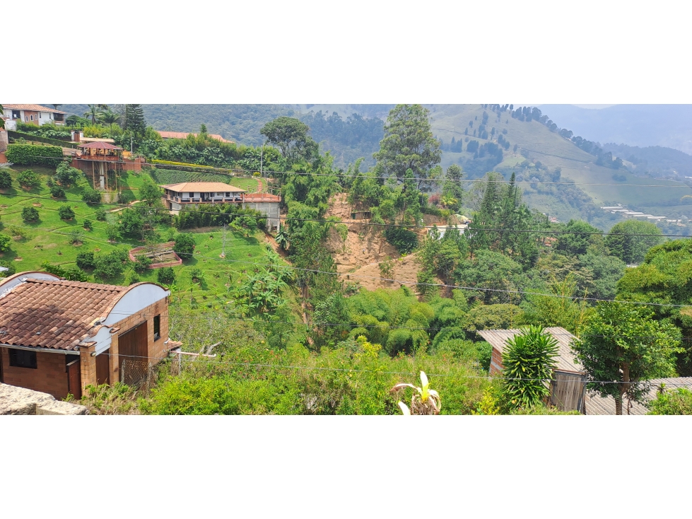 VENDO LOTE CON 2 PROPIEDADES CONSTRUIDAS EN SABANETA VEREDA LAS BRISAS