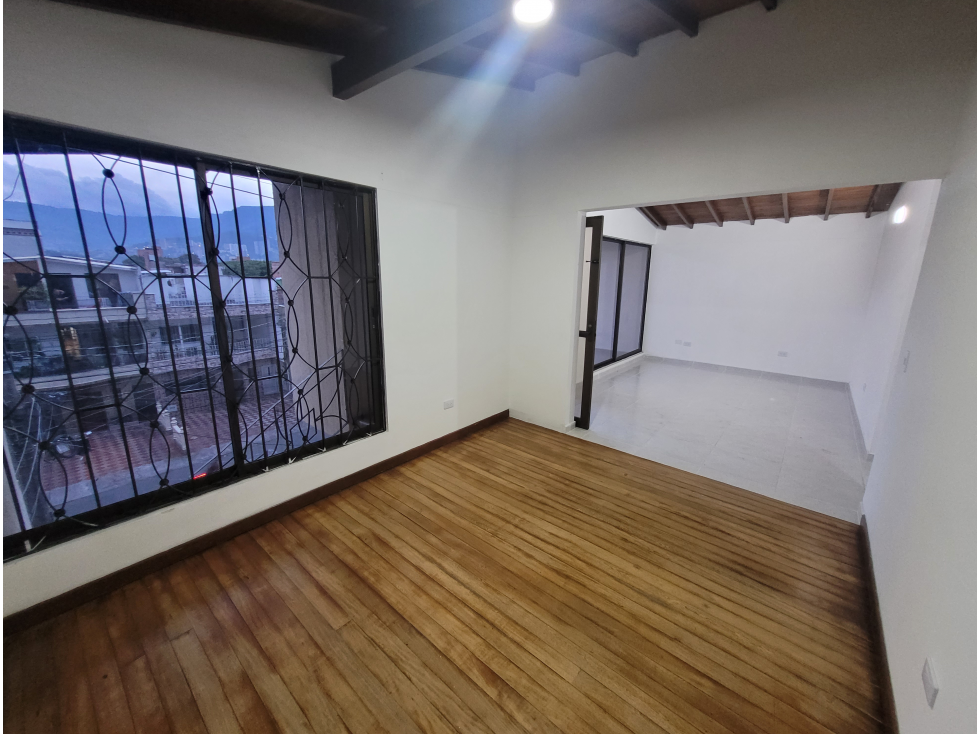 SE VENDE CASA RECIEN REMODELADA TERCER PISO