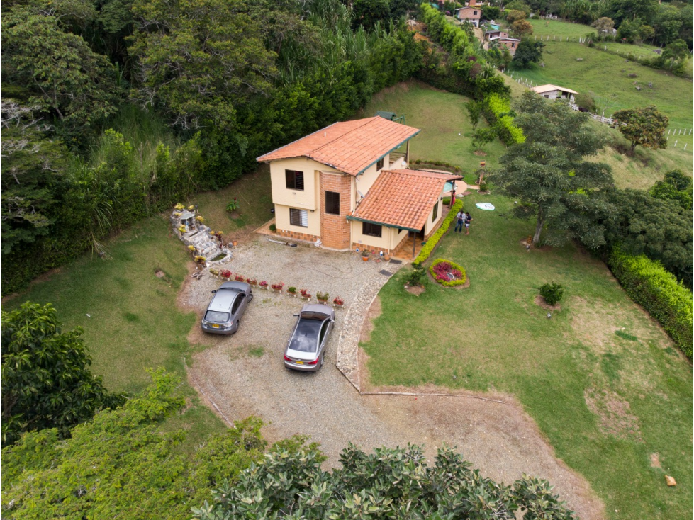SE VENDE CASA CAMPESTRE EN GIRARDOTA