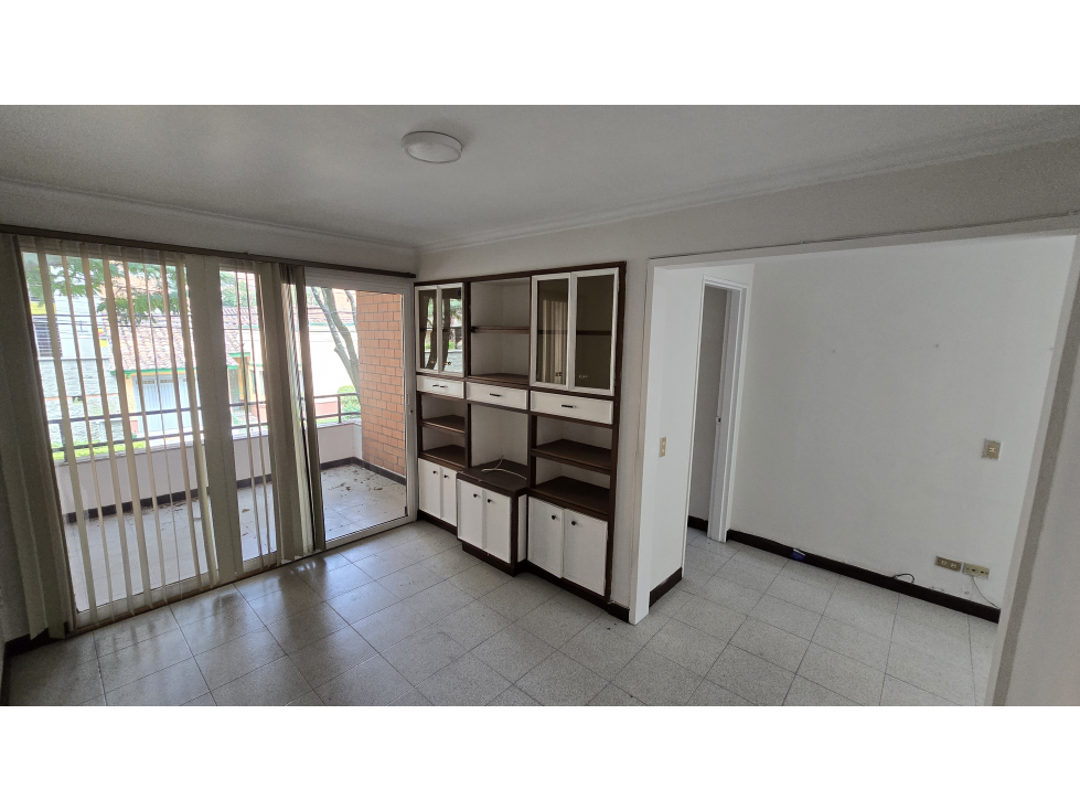 SE VENDE CASA DE DE DOS NIVELES EN LAURELES