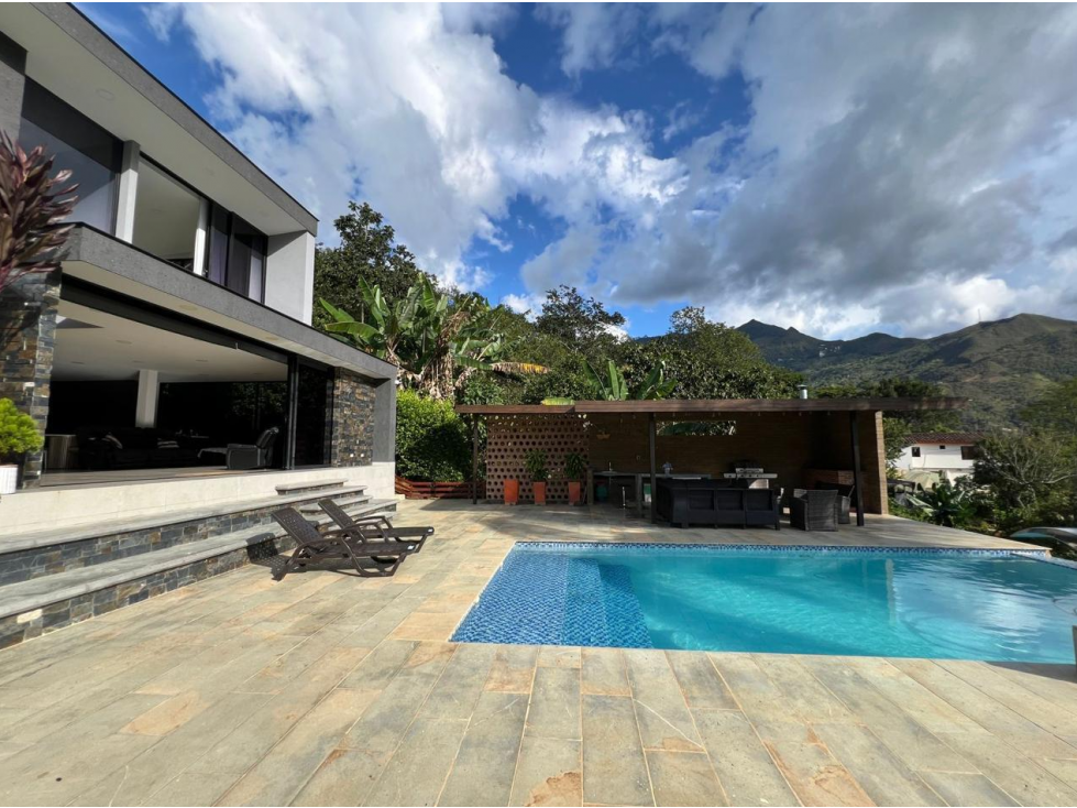 SE VENDE CASA CAMPESTRE EN COPACABANA