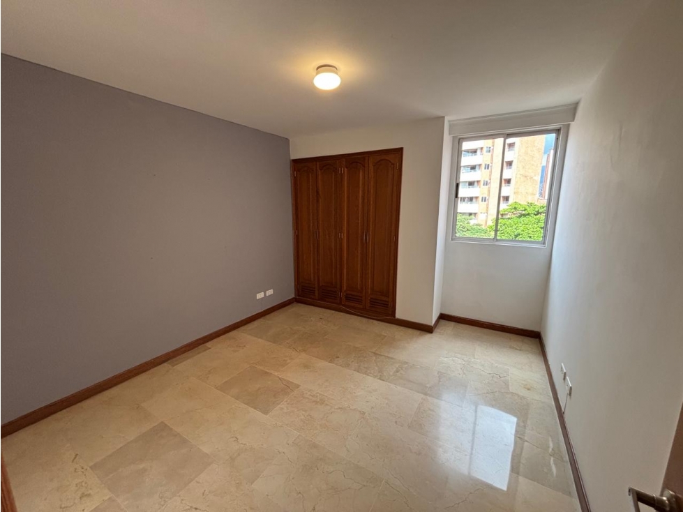 SE VENDE SUPER CÓMODO APARTAMENTO EN LAURELES — foto 2