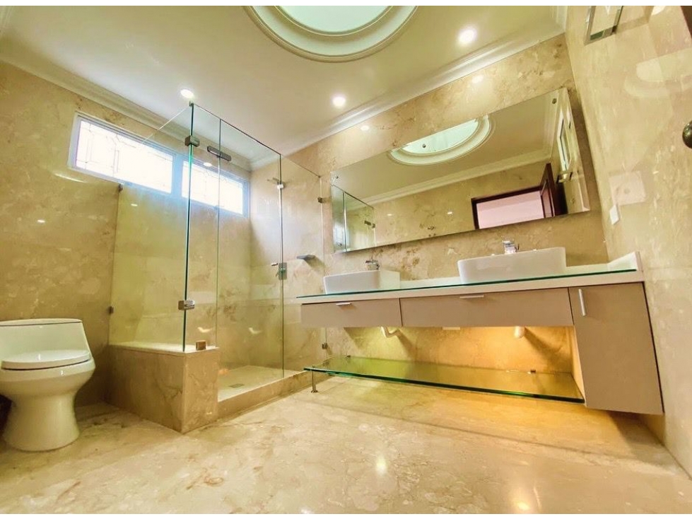 REBAJÓ VENDO CASA 3 NIVELES? Medellín, El Poblado | Unidad Cerrada — foto 2