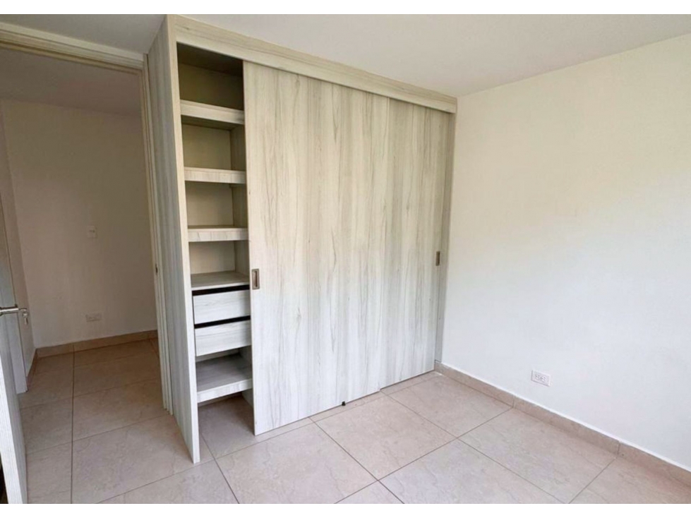 Apartamento con parqueadero y cuarto útil. Sabaneta, Loma de San José — foto 3