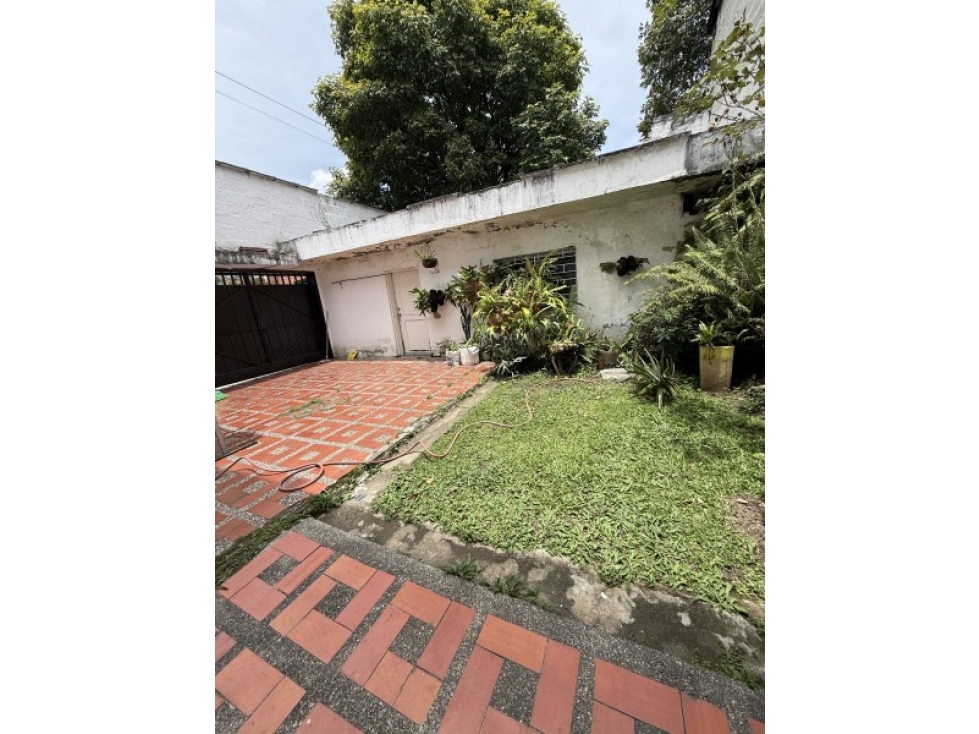 VENTA DE CASA EN LA 80 ESQUINA PARA CONSTRUIR O REMODELAR — foto 3
