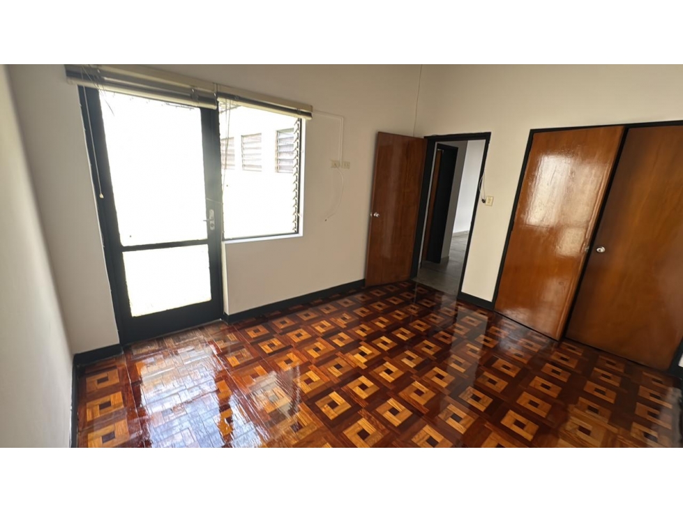 CASA COMERCIAL EN ALQUILER SEGUNDO PISO EN LOS COLORES — foto 4