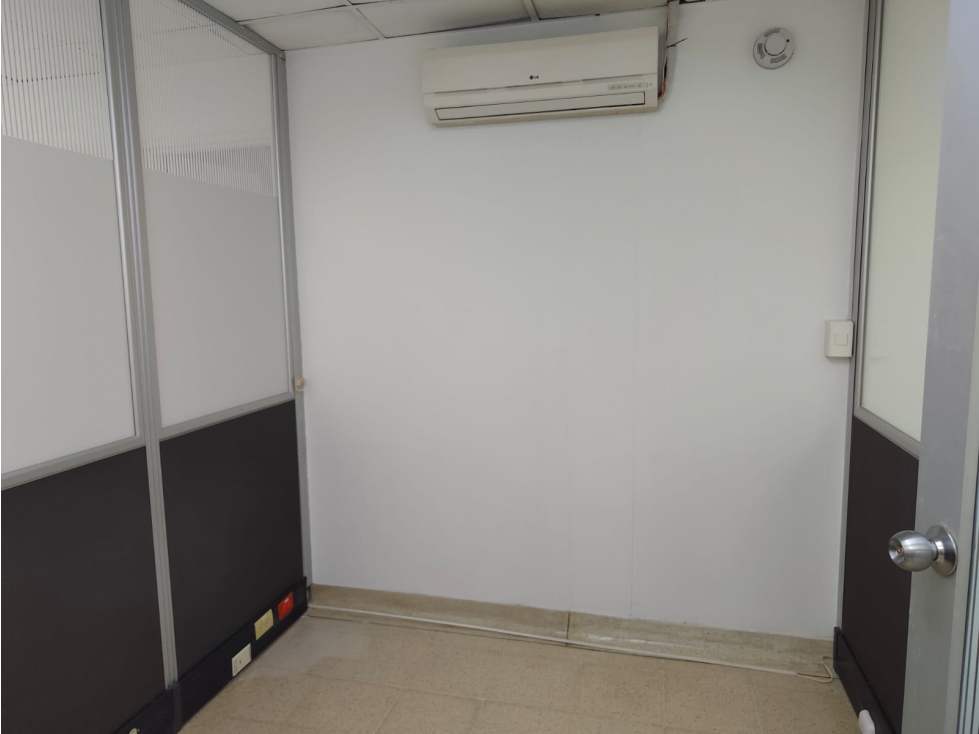 ARRIENDO AMPLIA OFICINA EN EL POBLADO MILLA DE ORO. — foto 2
