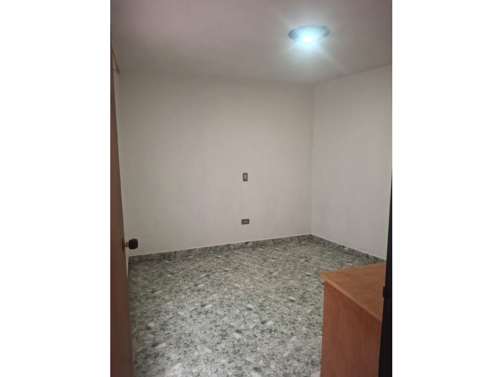 Amplia casa en segundo piso 4 Habitaciones en Buenos Aires Medellín — foto 4