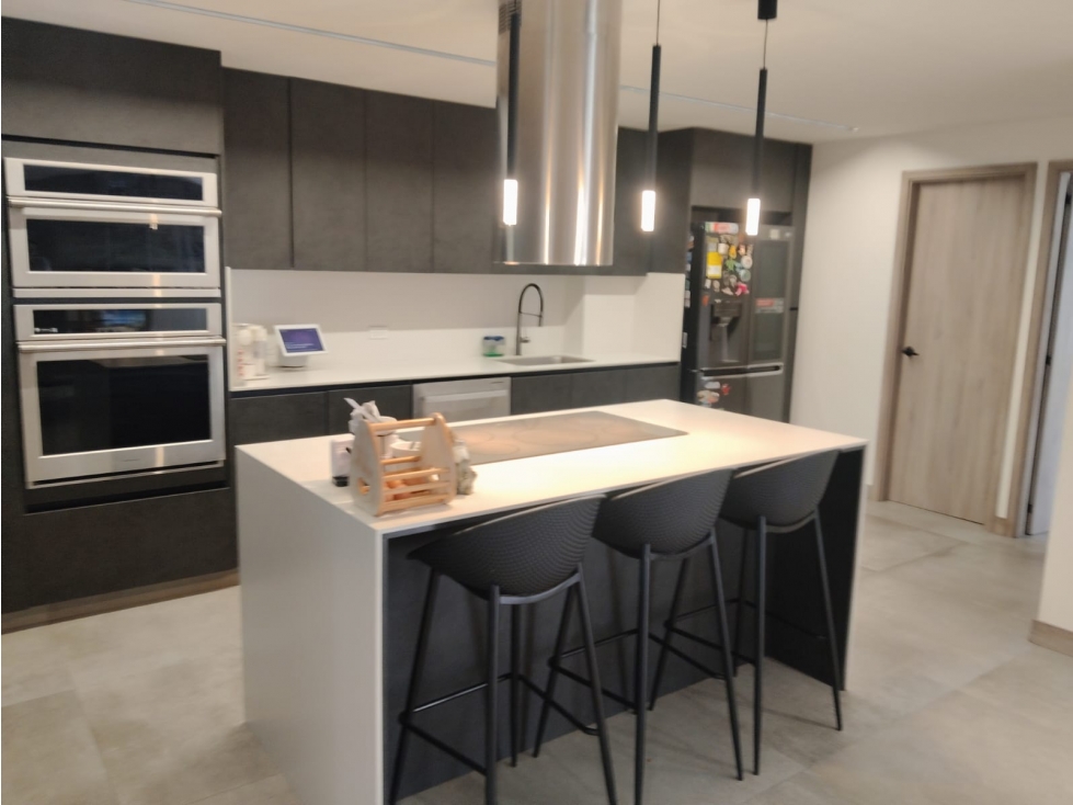 Lujosa Casa de 630m² en Los Colores - 3 Niveles, Jacuzzi y Cine