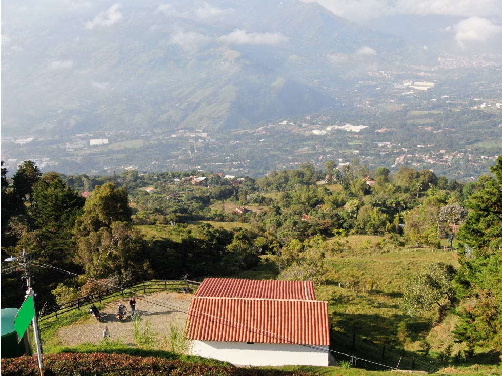 FINCA EN GIRARDOTA CON EXCELENTE VISTA A LAS MONTAÑAS Y A LA CIUDAD - 4