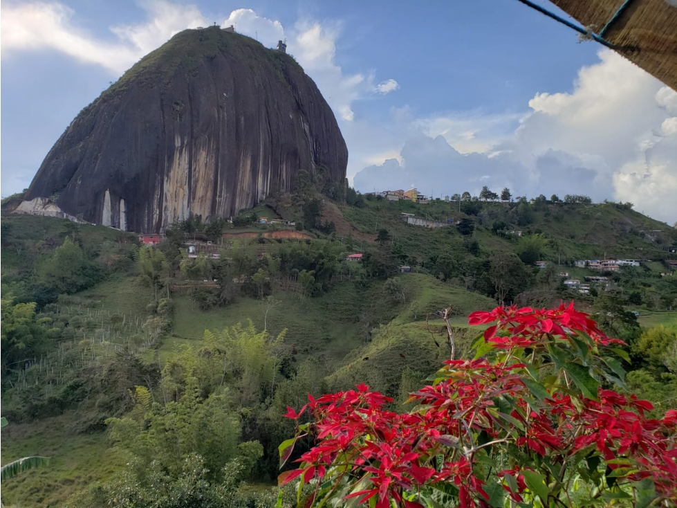 VENDO LOTE CON VISTA A PIEDRA DEL PEÑOL Y CASA EN GUATAPÉ DE 17.426 m² — foto 4