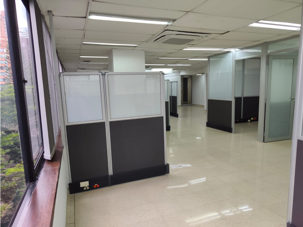 ARRIENDO AMPLIA OFICINA EN EL POBLADO MILLA DE ORO. — foto 3